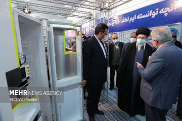 Ayatolla Khamenei besöker utställning för industriella prestationer