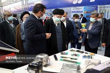 Ayatolla Khamenei besöker utställning för industriella prestationer