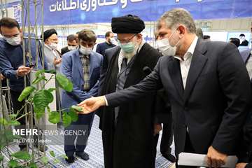 Ayatolla Khamenei besöker utställning för industriella prestationer