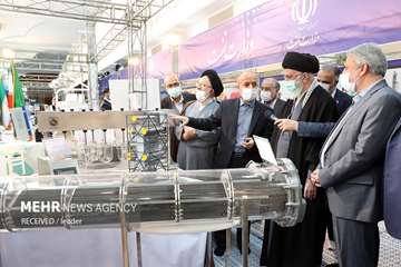 Ayatolla Khamenei besöker utställning för industriella prestationer