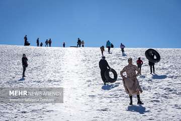 Snö gläder folk i Chaharmahal och Bakhtiari