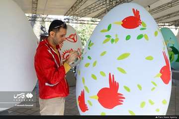 Färgade jätteägg i Teheran för att välkomna nowruz