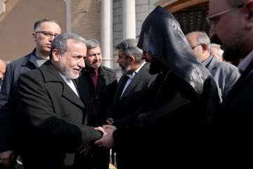 Irans utrikesminister besöker Vank katedral under jul