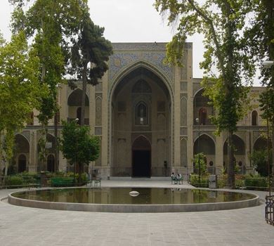 Shahid Motahari University, en modern skola i hjärtat av en traditionell byggnad