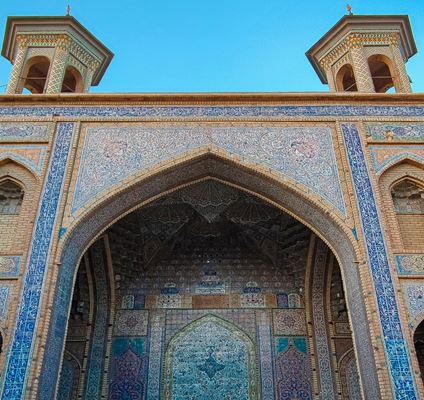 Moshir-moskén, byggnadens obeskrivliga skönhet bredvid den äldsta klockan i Shiraz