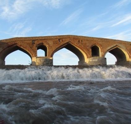 Sarcheshmeh Mardaq bro, en stark bro från fem sekel sedan